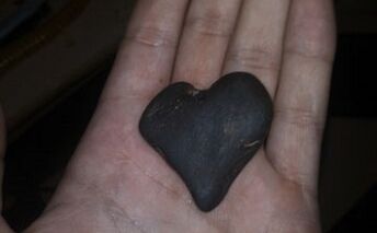 камінь у вигляді серця як талісман удачі